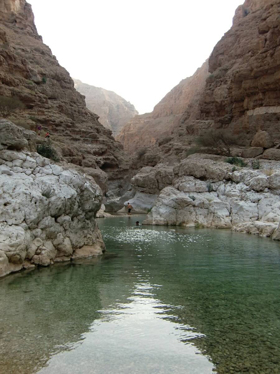 Pool mit glasklarem Wasser im Wadi Shab Oman