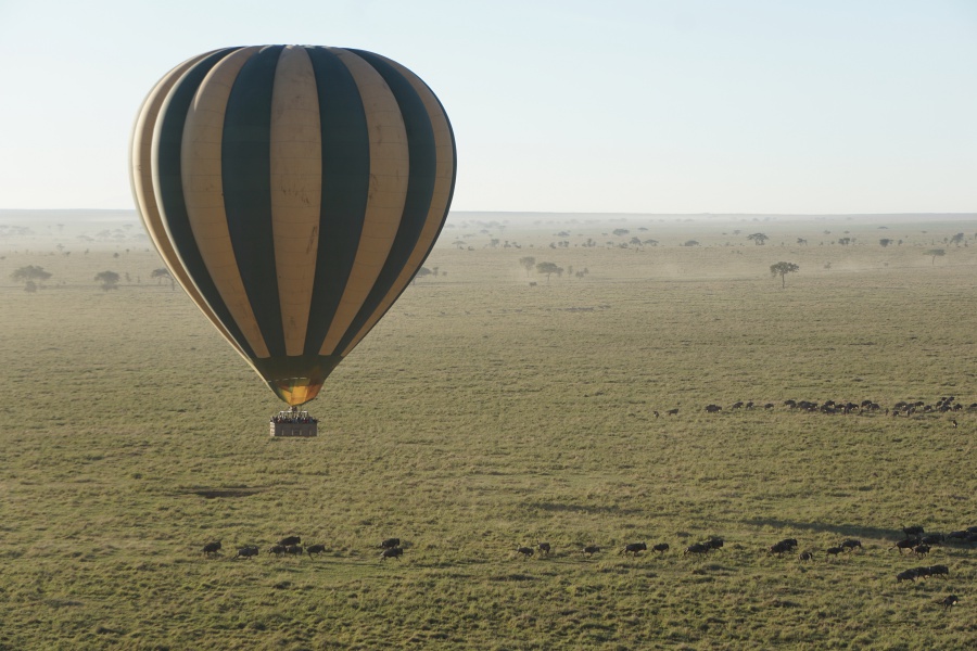 Ballonfahrt ueber der Serengeti Tansania