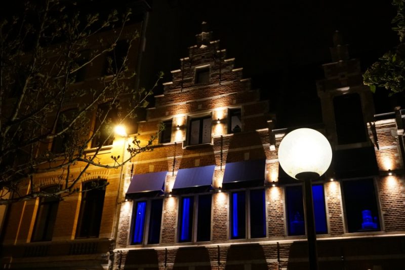 Antwerpens Gebaeude bei Nacht
