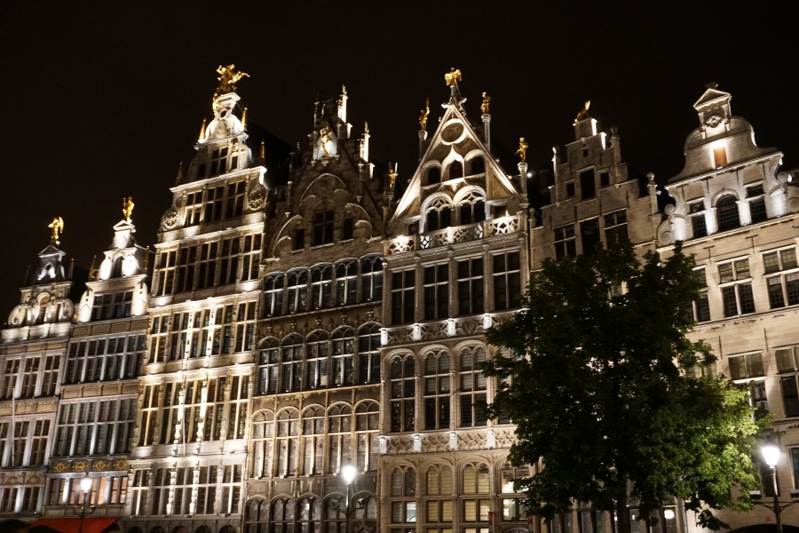 Antwerpens Grote Platz bei Nacht