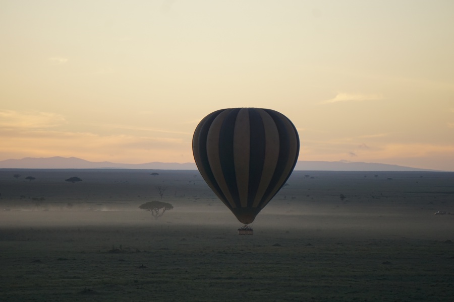 Ballonstart im Morgengrauen ueber die Serengeti in Tansania