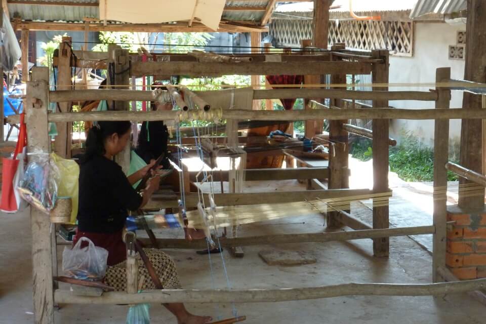 Handwerksdorf in Luang Prabang - dort wird u.a. Seide und Accesoires aus Papier hergestellt 