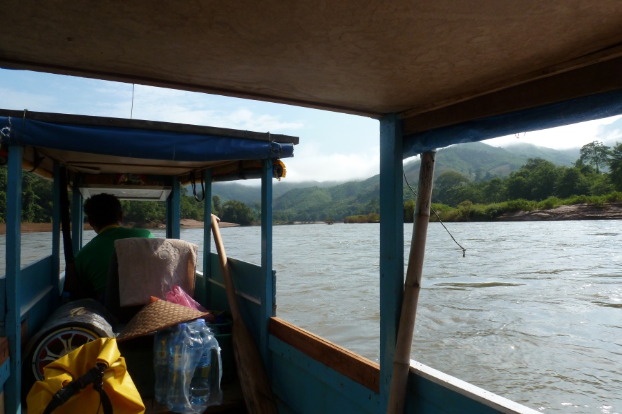Bootsfahrt auf dem Nam Ou im Norden von Laos bei Nong Khiaw