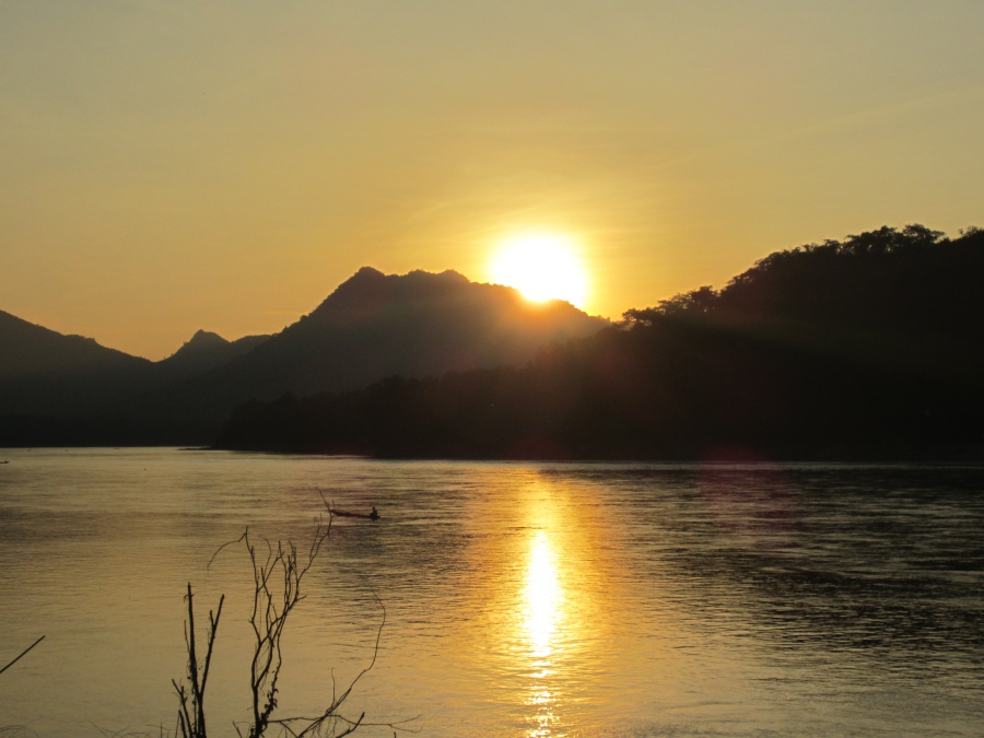 Sonnenuntergang am Mekong in Laos