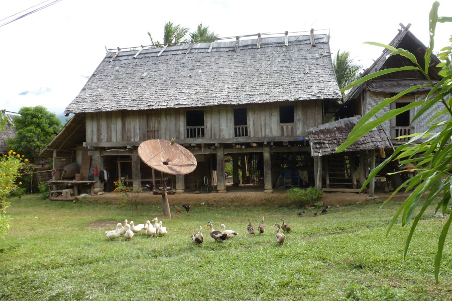 Dorf auf der Trekkingtour durch den Dschungel in Laos
