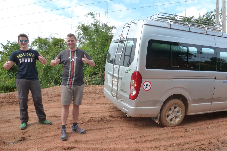 Bei unserer Trekking Tour in Laos mussten wir den Bus aus dem Matsch befreien