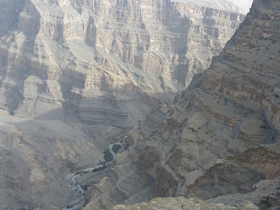 Von oben schaut man ins Wadi Nakhar, die bis zu 1000 Meter tiefe Schlucht des Jebel Shams