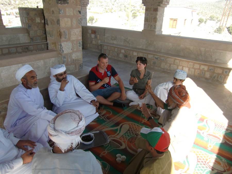 Ein Tag mit Einheimischen auf dem Jebel Akhdar - Einladung zum Tee bei den Dorfaeltesten