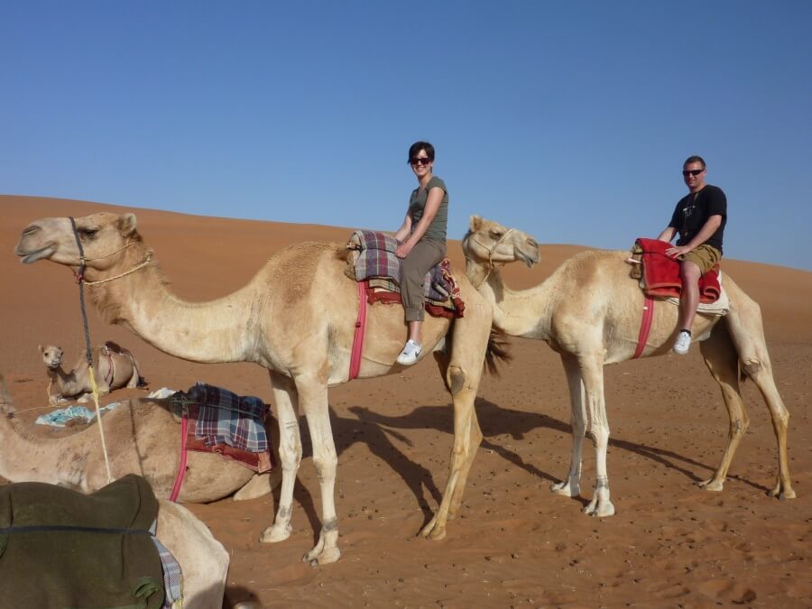Kamelreiten in der Wueste Wahiba Sands im Norden von Oman 
