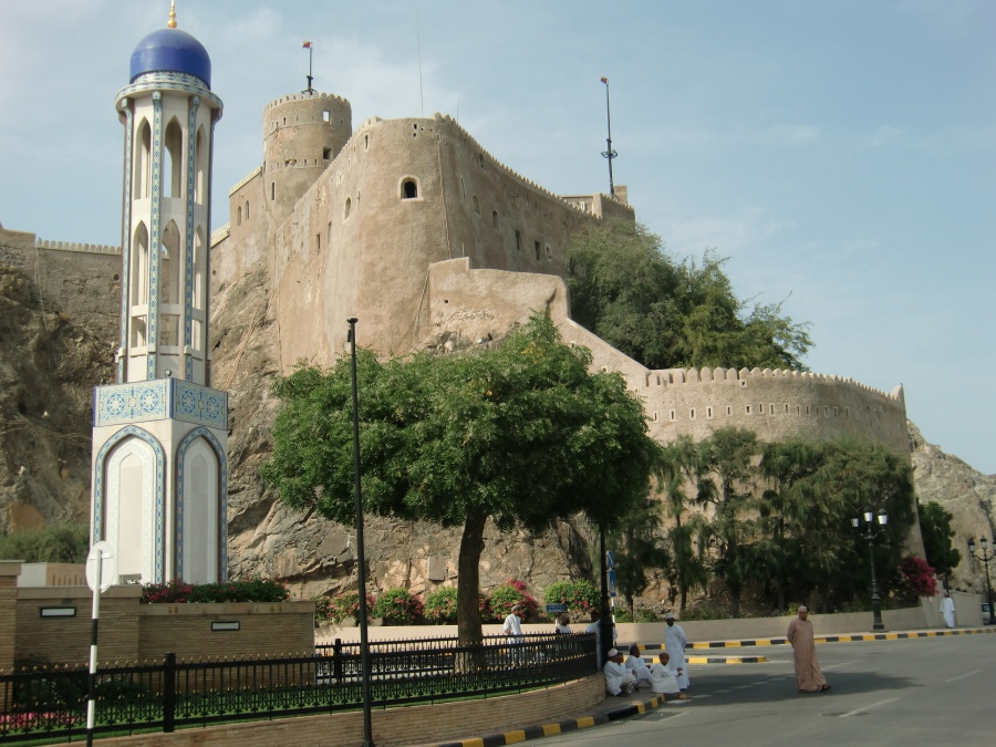 Das Fort thront am Hang ueber Muscat