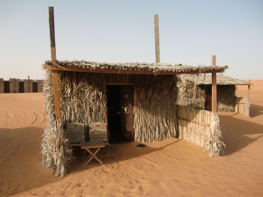 Huetten im Nomadic Desert Camp in der Wahiba Sands Wueste im Oman