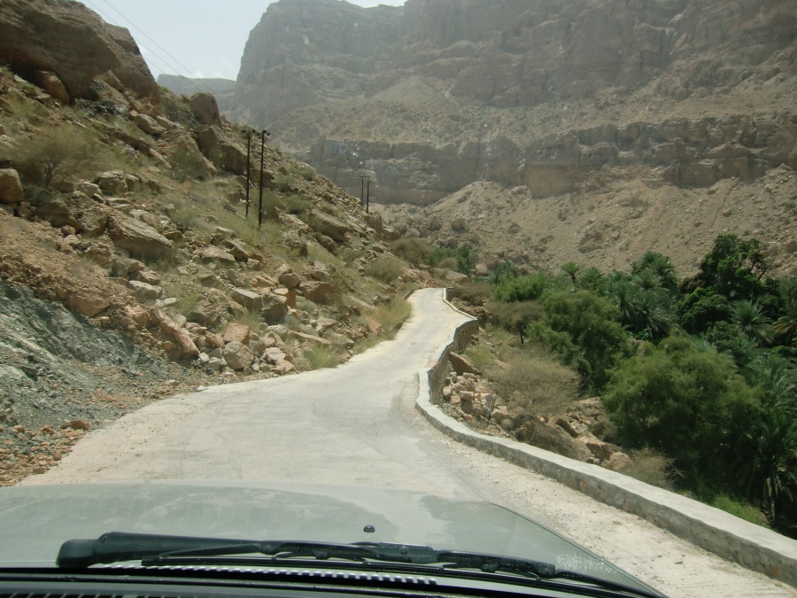 Roadtrip durch den Oman - Straße im Wadi