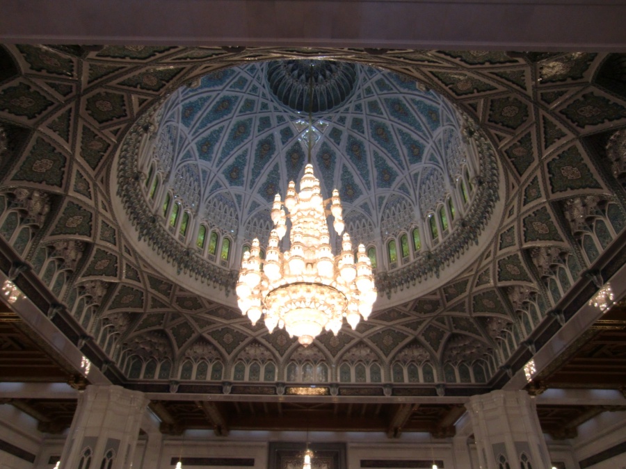 Kronleuchter aus Swarovski Steinen in der Sultan Qaboos Moschee in Muscat