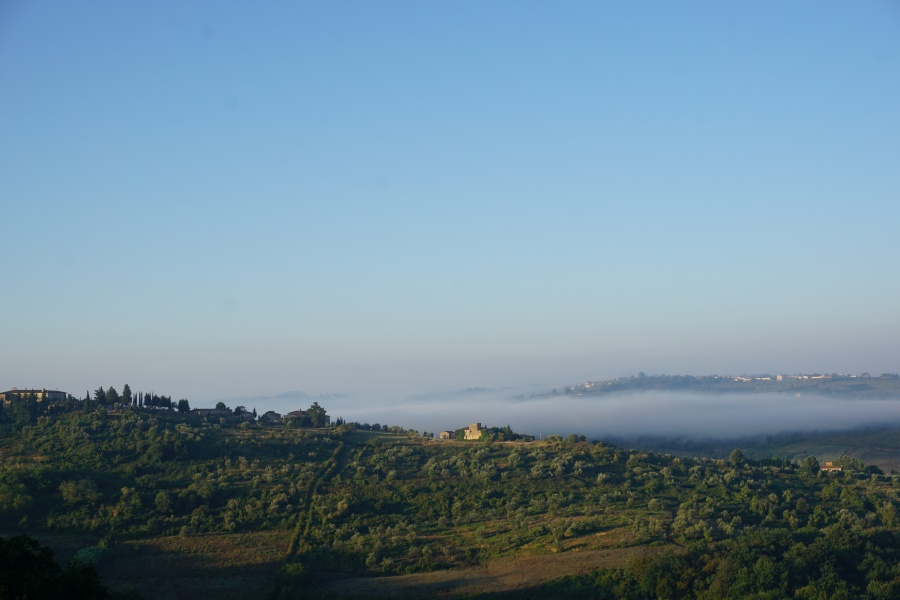 Ausblick ueber das Chianti in der Toskana mit Nebel