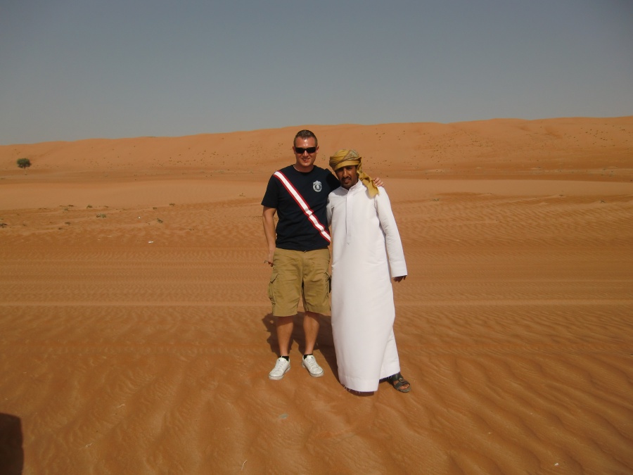 Marco mit unserem Guide Abdullah vom Nomadic Desert Camp im Oman