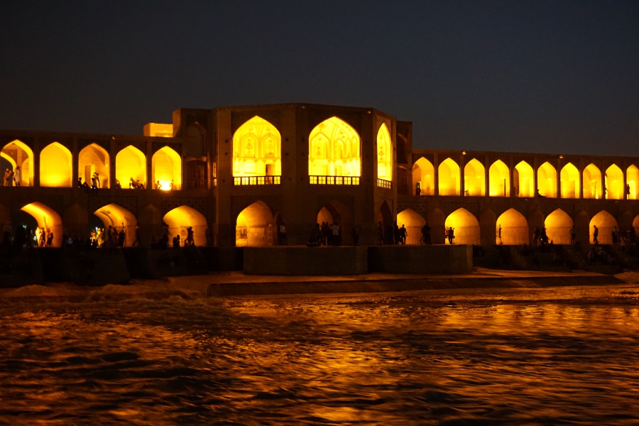 Die Khaju Bruecke in Isfahan am Abend