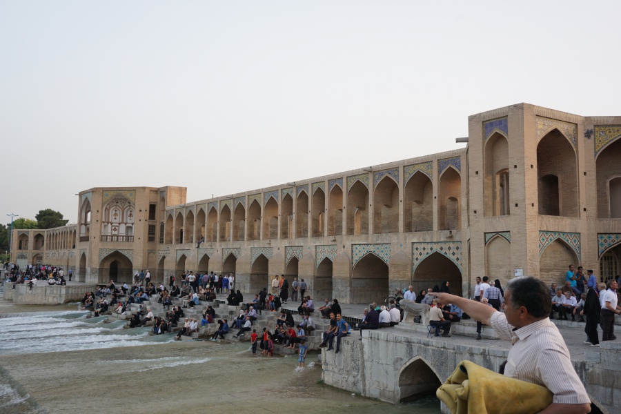 Die Khaju Bruecke in Isfahan. Wir haben Glueck und der Fluss fuehrt Wasser
