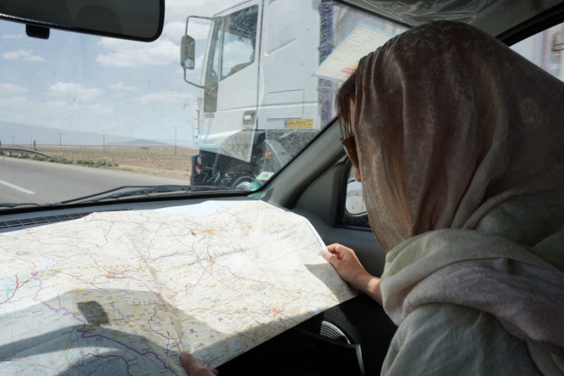 Landkarte lesen beim Roadtrip durch den Iran