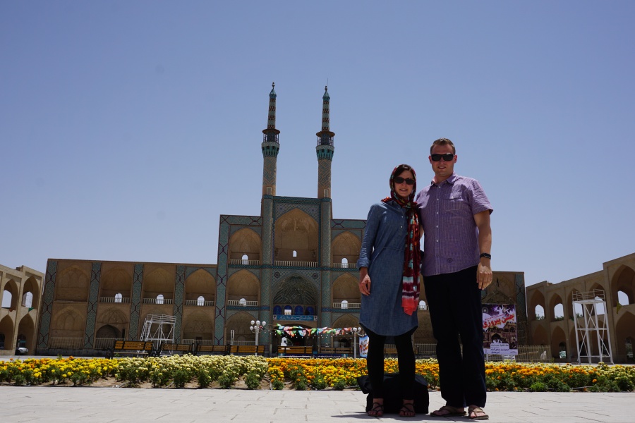 Vor der Amir-Chaqmaq-Moschee in Yazd