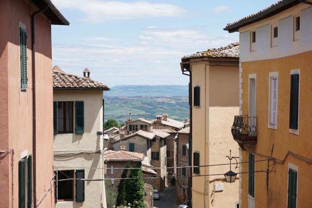 Ausblick von Montalcino auf die Landschaft der Toskana
