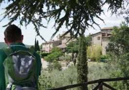 Marco beim Wandern mit Blick auf das Dorf Vescine