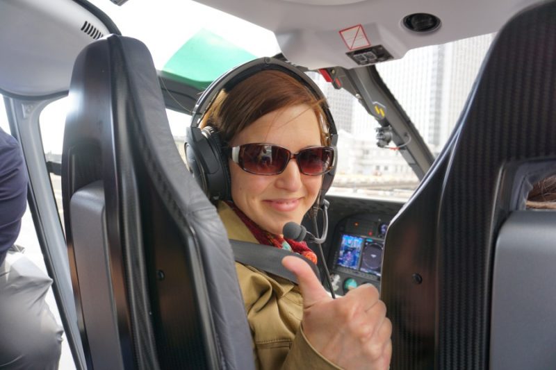 Lisa im Hubschrauber über New York