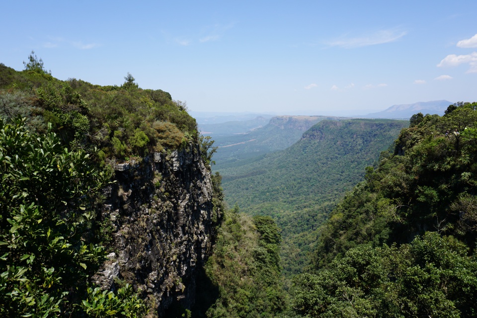 Ausblick über das Lowveld an der Panorama Route im Nordosten Suedafrikas