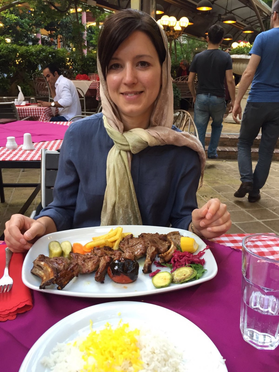 Lisa beim Abendessen in Darband im Norden Teherans