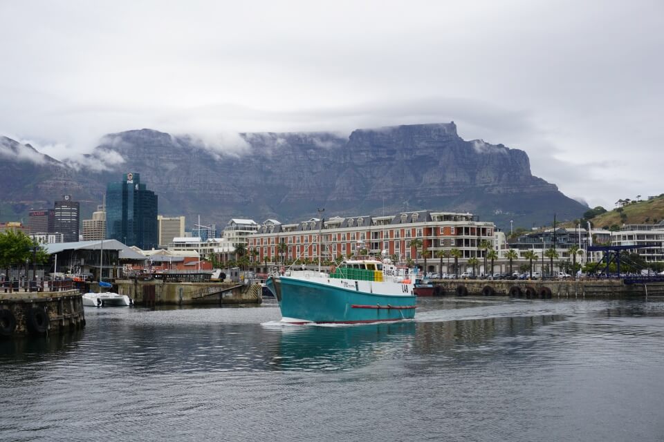 Nebelverhangener Tafelberg hinter der V&A Waterfront in Kapstadt