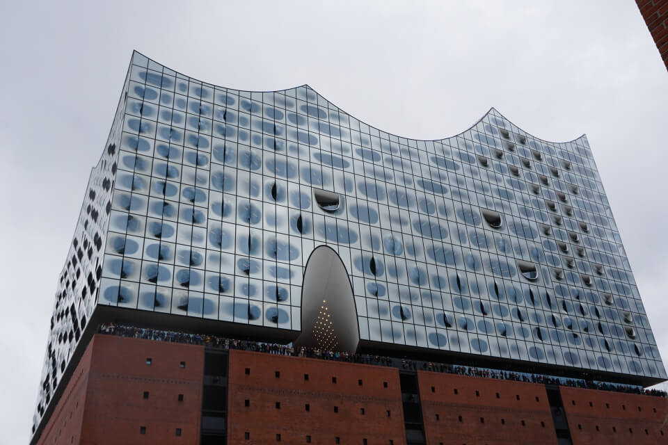 Die Elbphilharmonie in Hamburg ist das neue Wahrzeichen der Stadt. Wir verraten dir, ob sich eine Fuehrung lohnt, welche Moeglichkeiten es gibt und wo du buchen kannst.