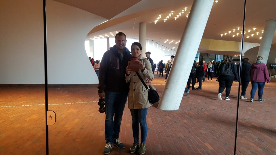 Lisa und Marco auf der Plaza der Elbphilharmonie - der oeffentlich zugaenglichen Etage mit Aussichtsplattform