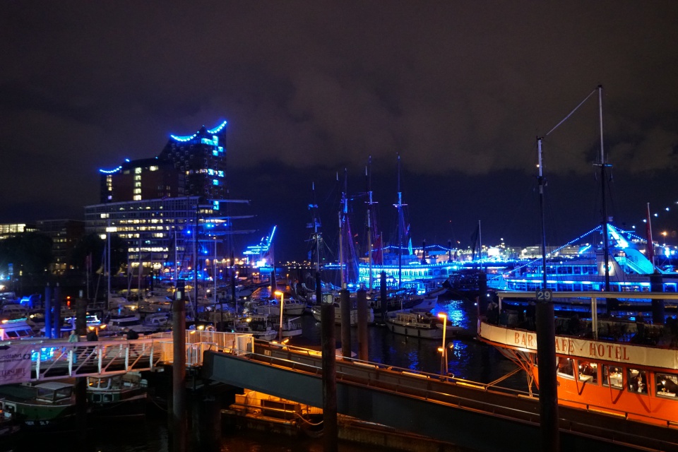Hamburger Hafen und Elbphilharmonie beleuchtet bei den Cruise Days