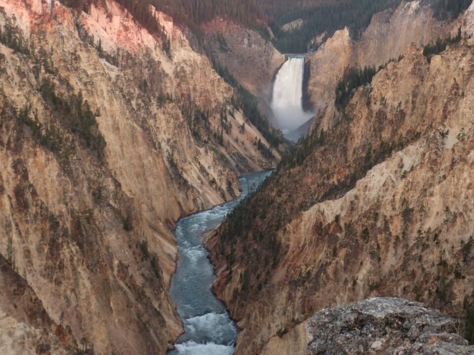 Die Lower Falls im Yellowstone Nationalpark auf unserem Road trip durch die Rocky Mountains - Road Traveller Reiseblog