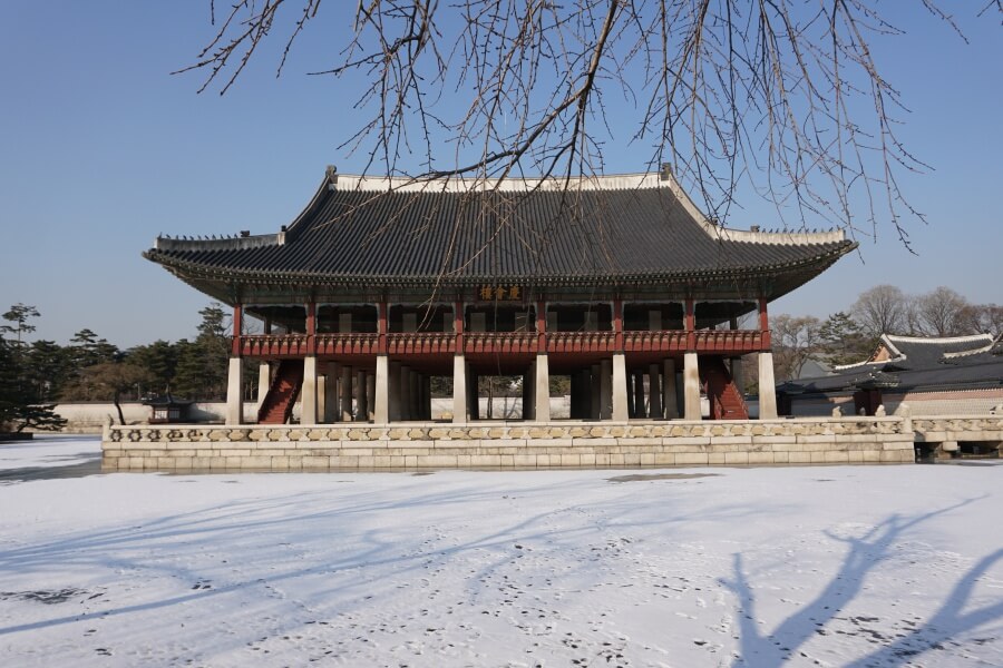 Der Gyeongbokgung Palast in Seoul im Winter