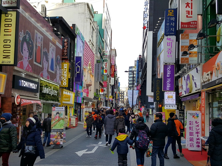 Shopping in Myeongdong Seoul Suedkorea