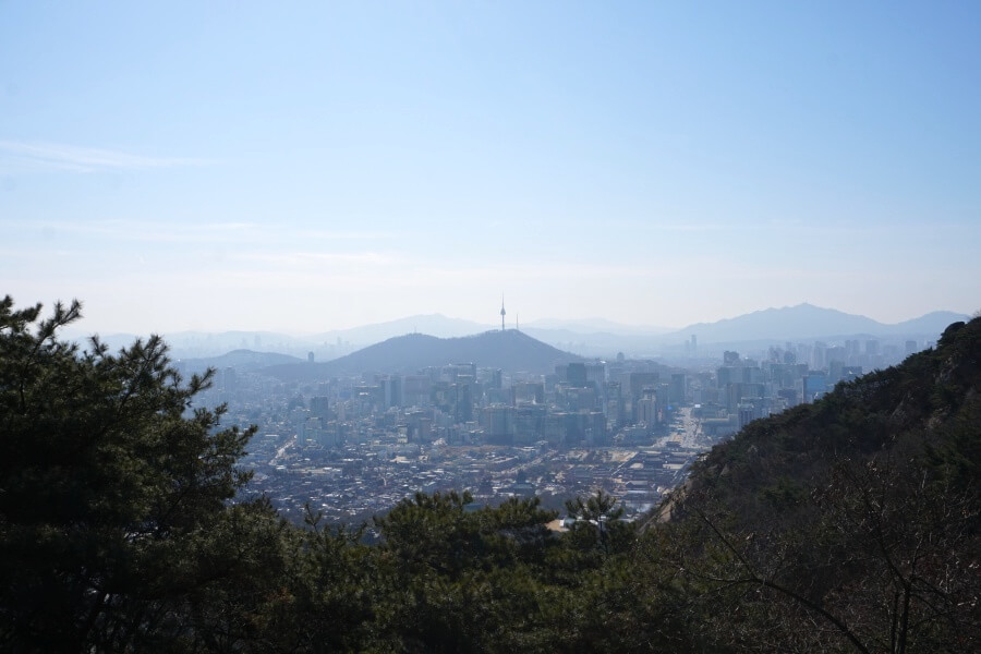 Blick auf Seoul vom Wanderweg entlang der alten Stadtmauer