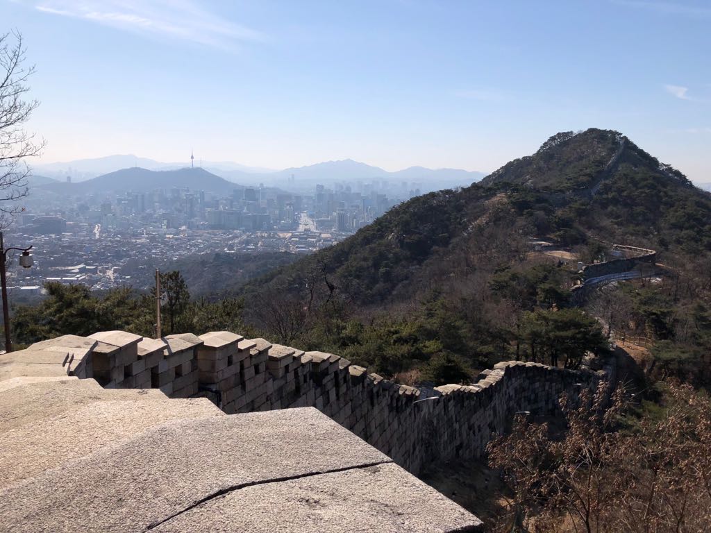 Wandern in Seoul entlang der alten Stadtmauer