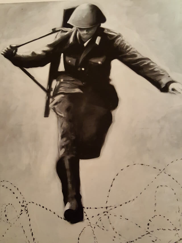 Das beruehmte Bild "Sprung in die Freiheit" des Grenzpolizisten Conrad Schumann in der Story of Berlin