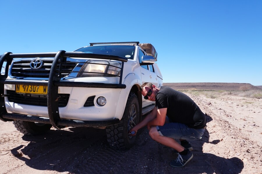 Marco passt den Reifendruck bei unserem Namibia Roadtrip an die Schotterpiste an 