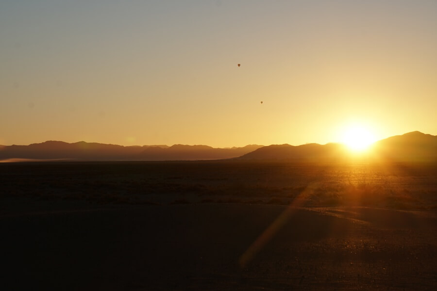 Sonnenaufgang hinter den Duenen des Sossusvlei im Namib-Naukluft-Park