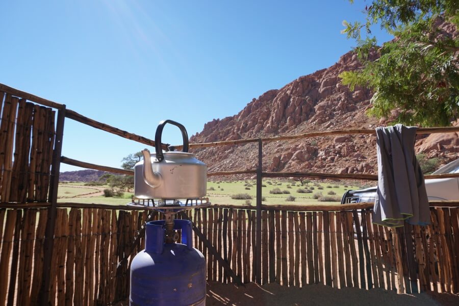 Kaffee kochen beim Camping in Namibia auf der Koiimasis Ranch in den Tirasbergen 