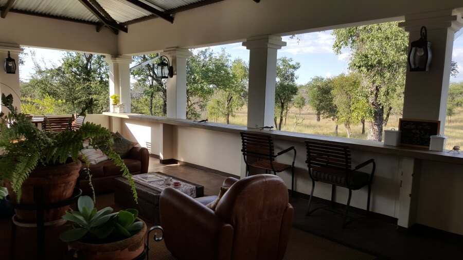 Ausblick vom Restaurant der Tamboti Camspite auf ein Wasserloch im Onguma Game Reserve