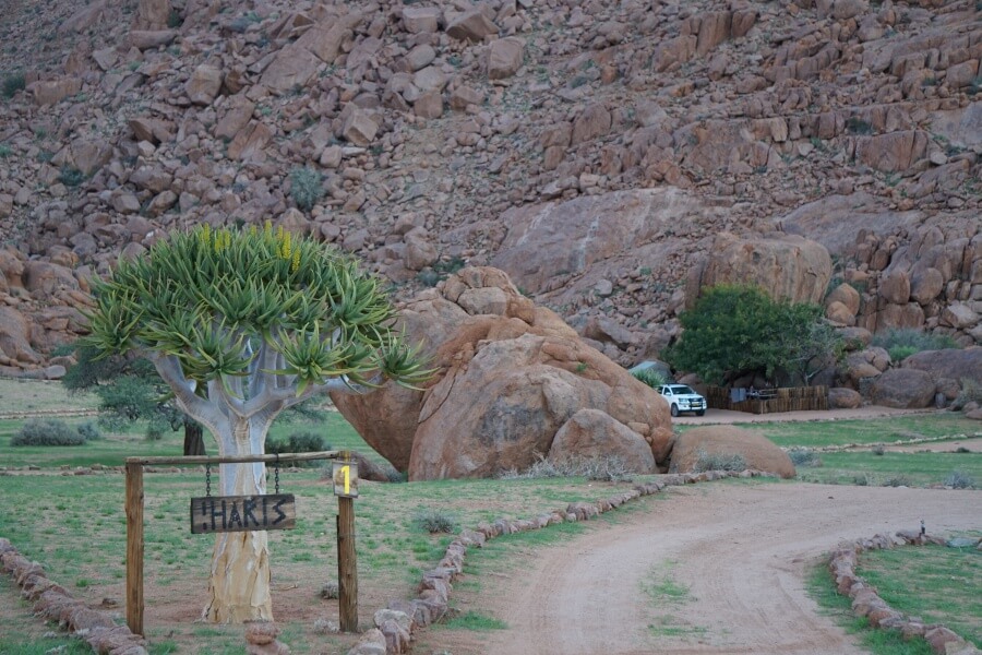 Tolle Campsite zwischen rotbraunen Felsen auf der Koiimasis Ranch in den Tirasbergen Namibia