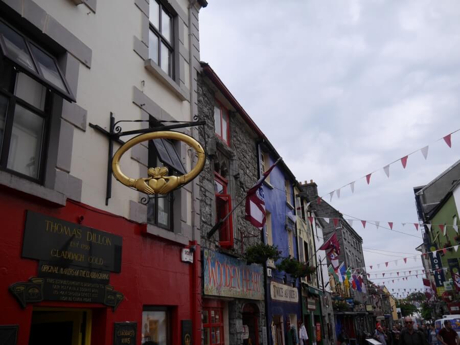 Altstadt von Galway an der Westkueste in Irland 