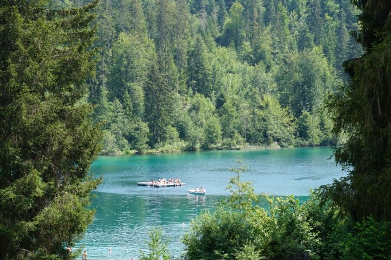 Der Crestasee, ein beliebter Badesee bei Flims in der Schweiz