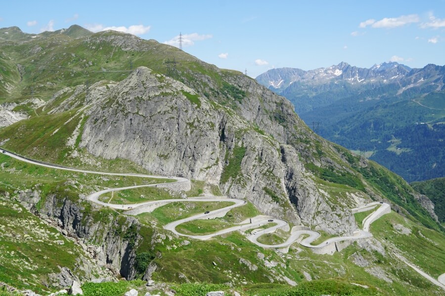 Blick auf die alte Tremolastrasse am Gotthardpass