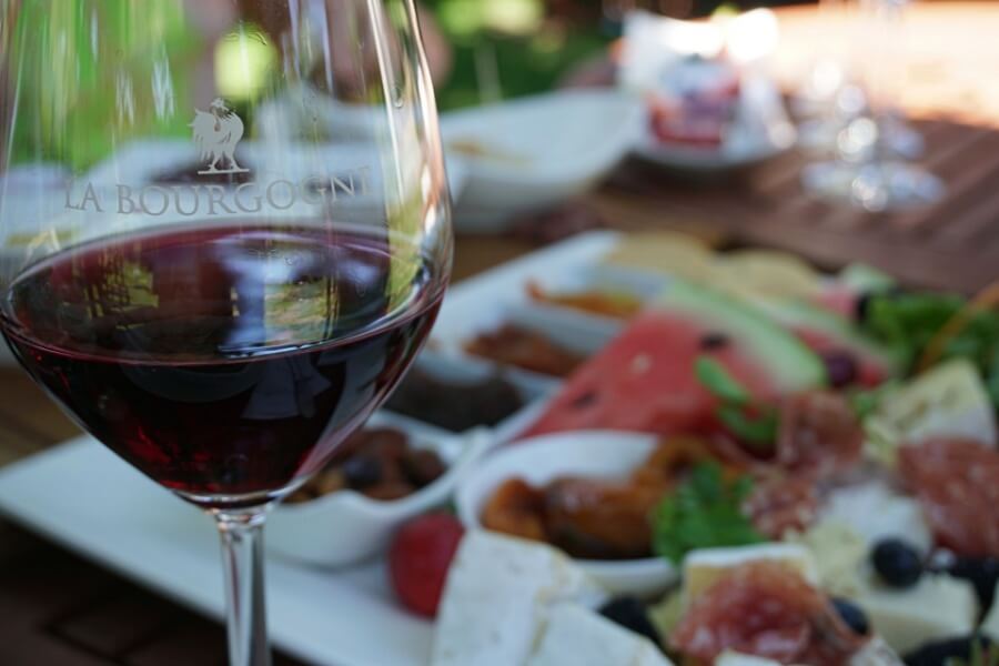 Leckeres Mittagessen und Wine Tasting auf der Farm La Bourgogne auf unserer Tour mit der Franschhoek Wine Tram