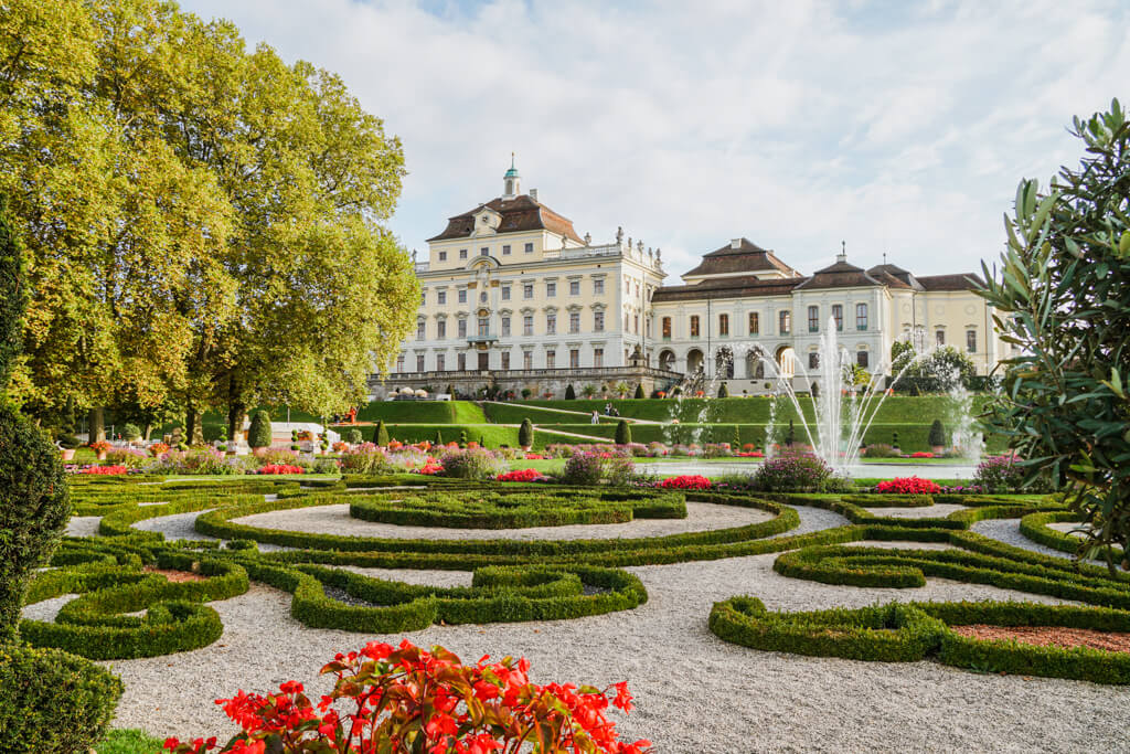 Bluhendes Barock mit Blick auf Schloss Ludwigsburg