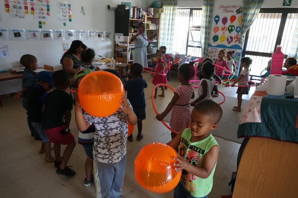 Spielende Kinder im Kindergarten Kylemore in Suedafrika