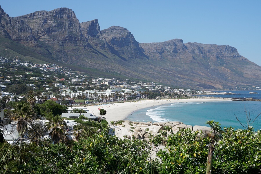Ausblick auf den Strand von Camps Bay in Kapstadt